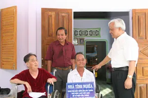 Phó Chủ tịch Quốc hội Uông Chu Lưu trao tặng nhà tình nghĩa tại tỉnh Sóc Trăng